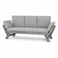 Sofa ogrodowa z szarymi poduszkami i regulowanymi podłokietnikami